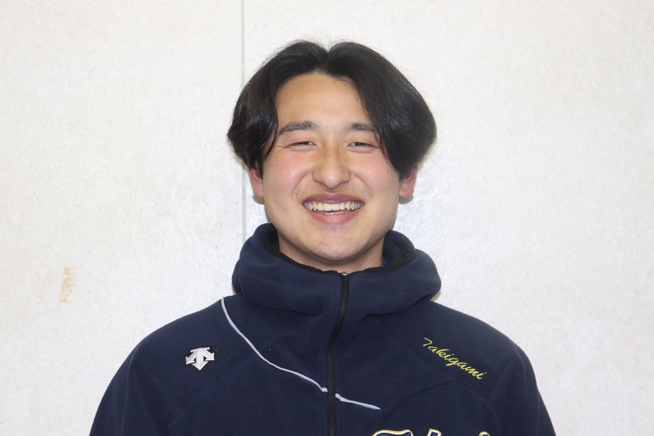 練習後、笑顔で写真撮影に応じた東海大・斉藤礼二投手（撮影・阿部泰斉）