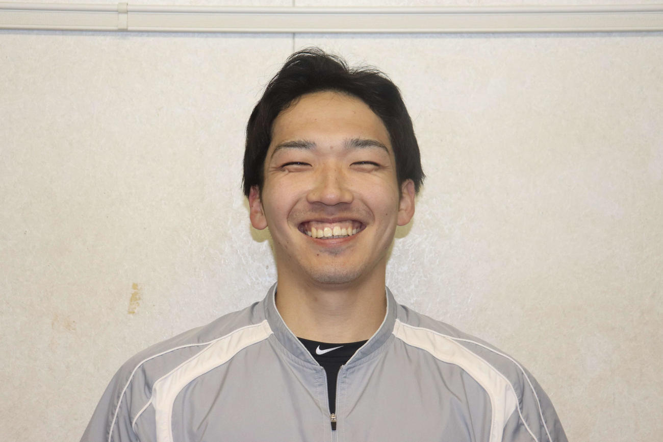 練習後、笑顔で写真撮影に応じた東海大・小松勇輝新主将（撮影・阿部泰斉）