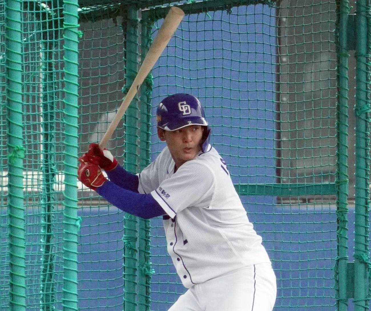 中日秋季キャンプで中村紀洋打撃コーチのバットを手に打撃練習をする石川昂弥（2021年11月撮影）