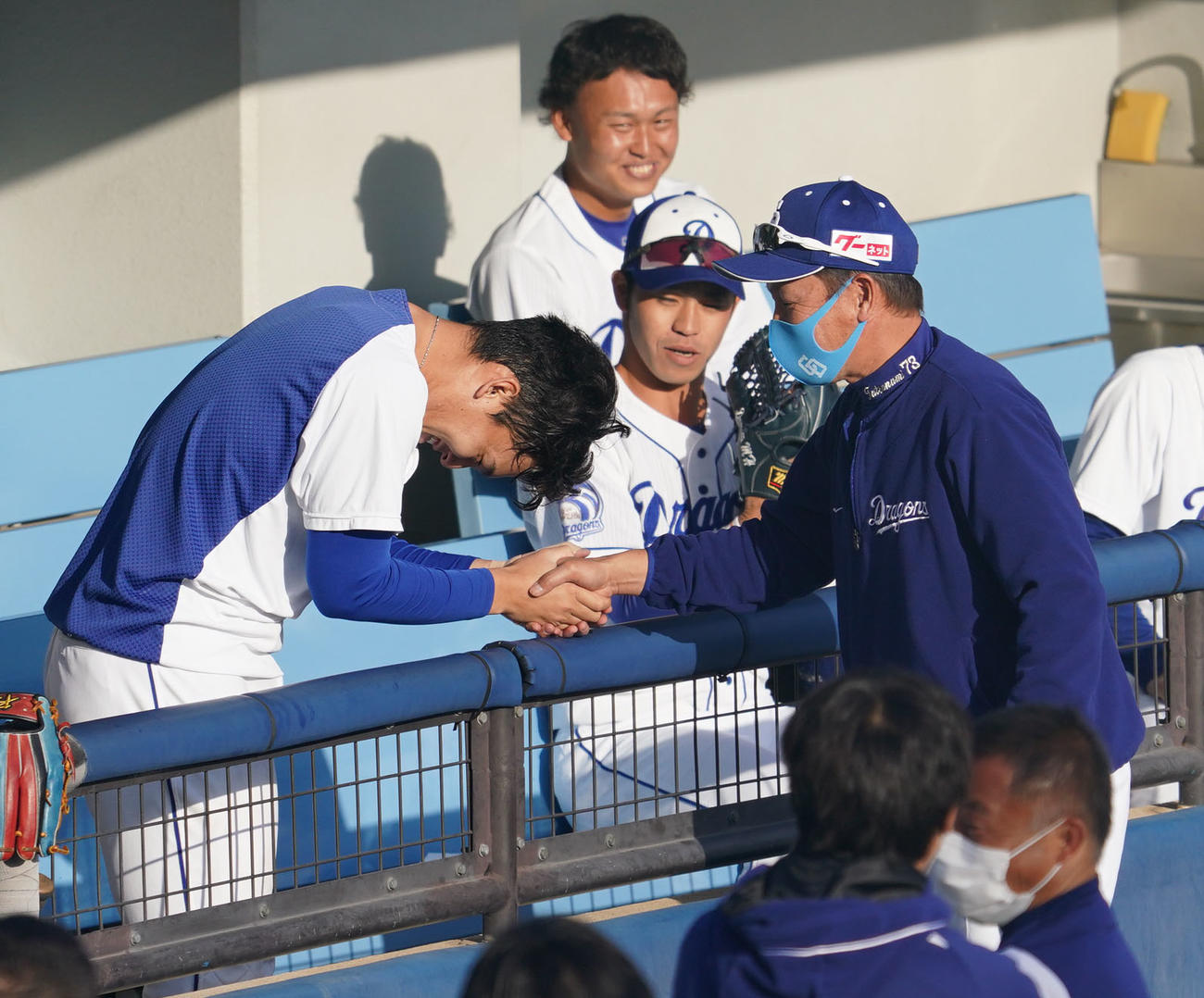 2021年11月26日、キャンプ終了で立浪監督（右）とあいさつする石川昂