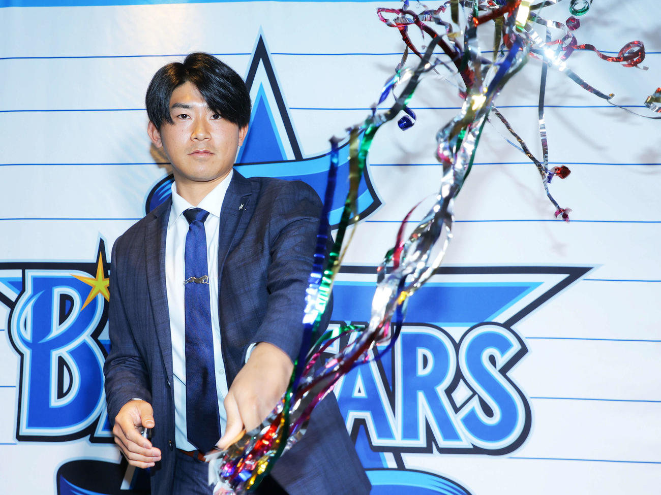 契約更改し、クラッカーでシャドーピッチングし意気込むDeNA今永（撮影・河田真司）