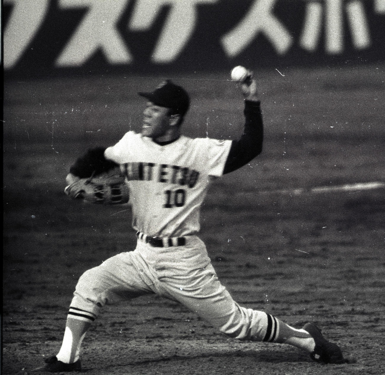 68年、マウンドに上がる近鉄永淵