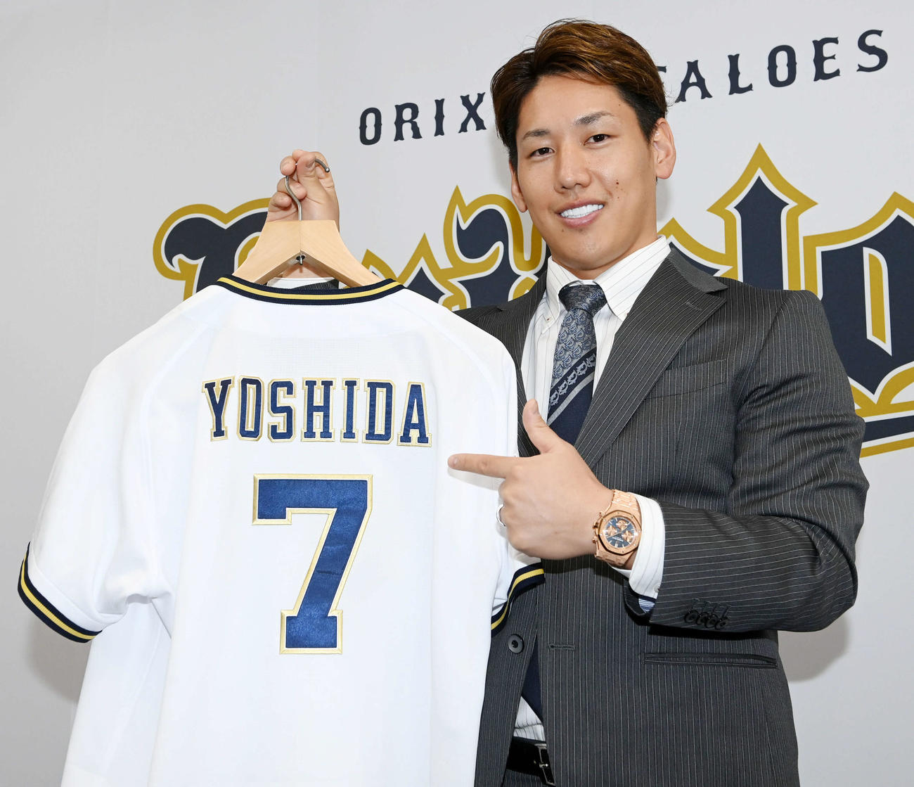 来シーズンから背番号を7へ変更することになり、笑顔でユニホームを手にするオリックス吉田正（撮影・前岡正明）