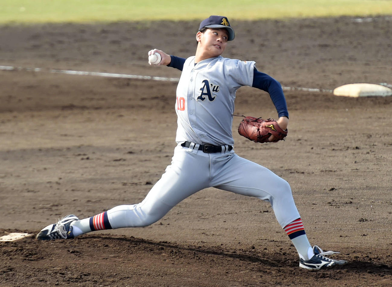 10月21日、富士大とのプレーオフで力投する青森大・長谷川