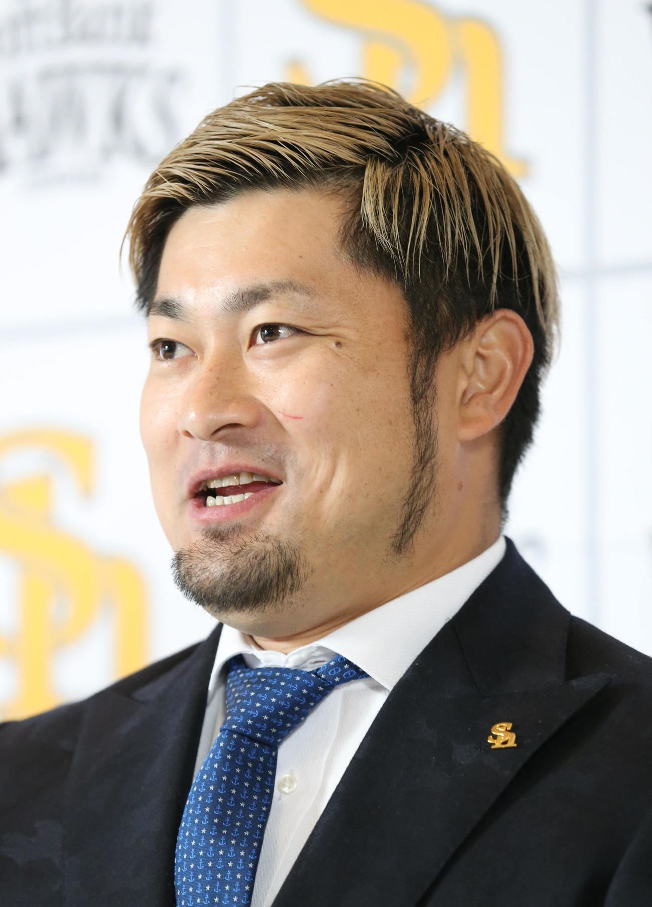 契約更改を終えた森唯斗は笑顔で報道陣の質問に答える（撮影・梅根麻紀）