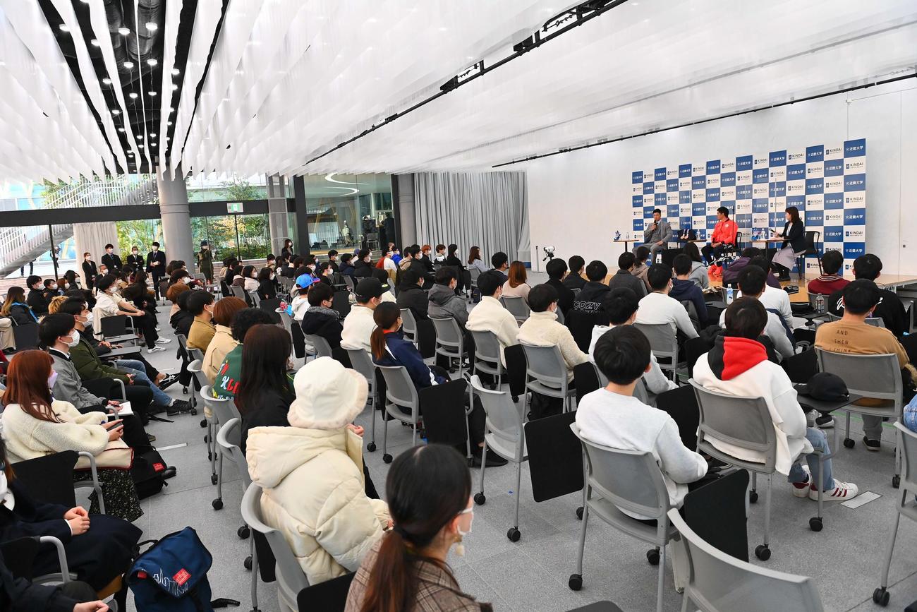 「2021年近大の顔」でトークを繰り広げる阪神・佐藤輝明（左）と東京五輪アーチェーリー銅メダリスト古川高晴（撮影・上田博志）