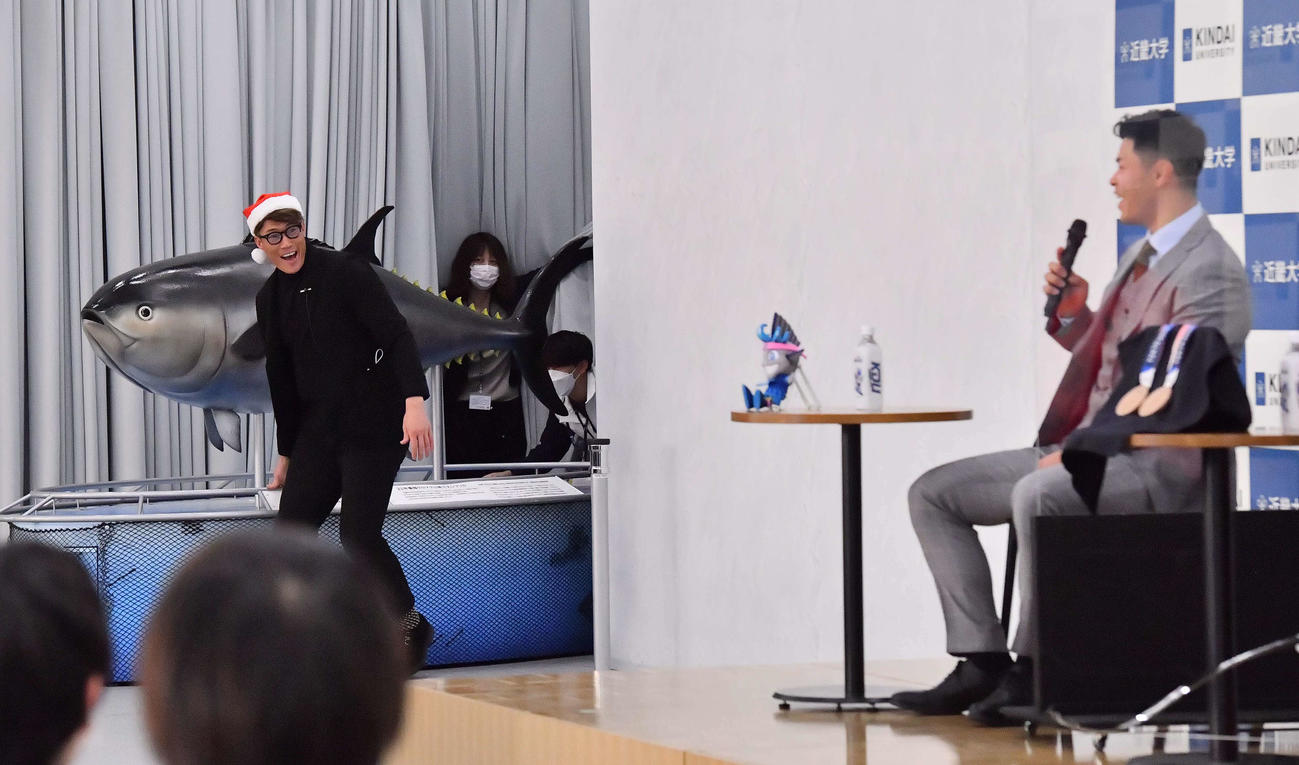 トークイベントで近大マグロと共にサプライズ登場した糸井嘉男（撮影・上田博志）