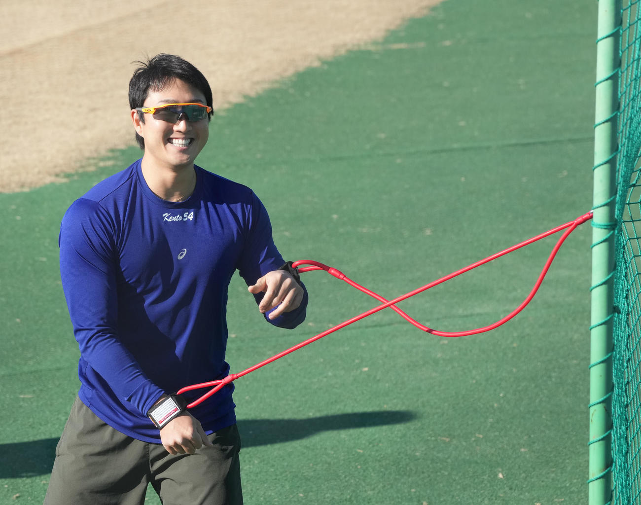 中日自主トレ　チューブを使いトレーニングをする藤嶋（撮影・森本幸一）