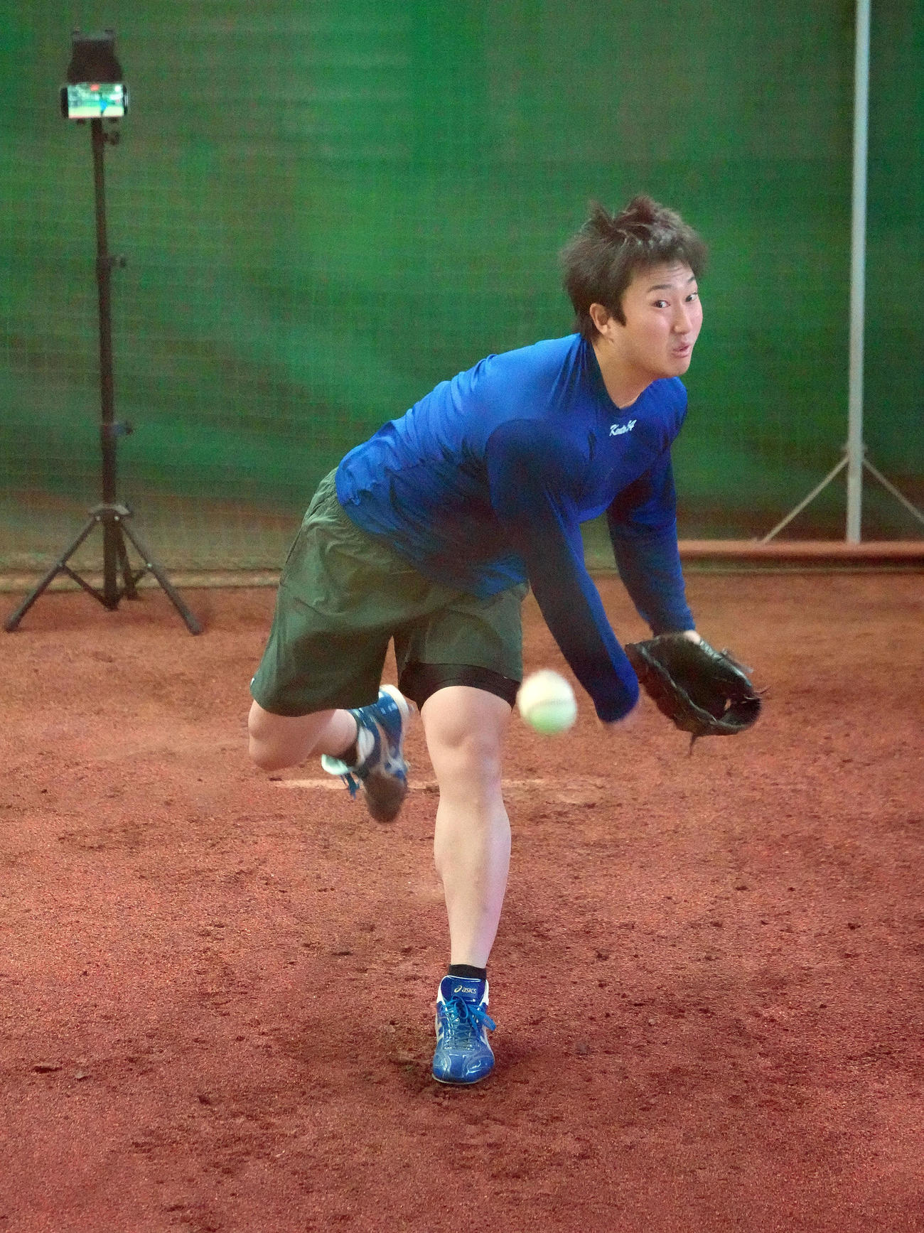 中日自主トレ　ブルペンで投球練習をする藤嶋（撮影・森本幸一）