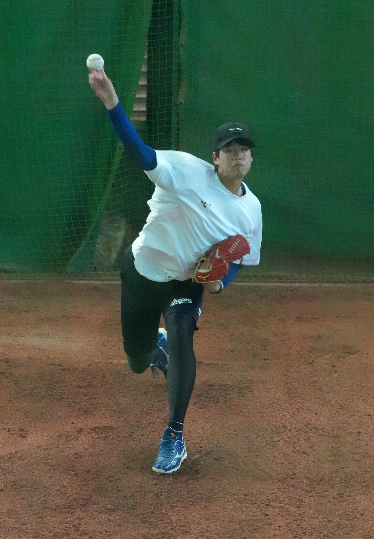 ブルペンで投球練習をする梅津晃大（撮影・森本幸一）