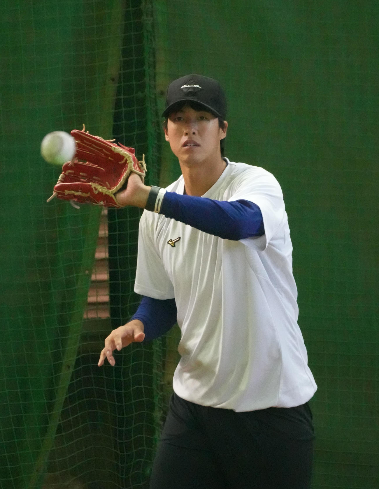 ブルペンで投球練習をする梅津晃大（撮影・森本幸一）