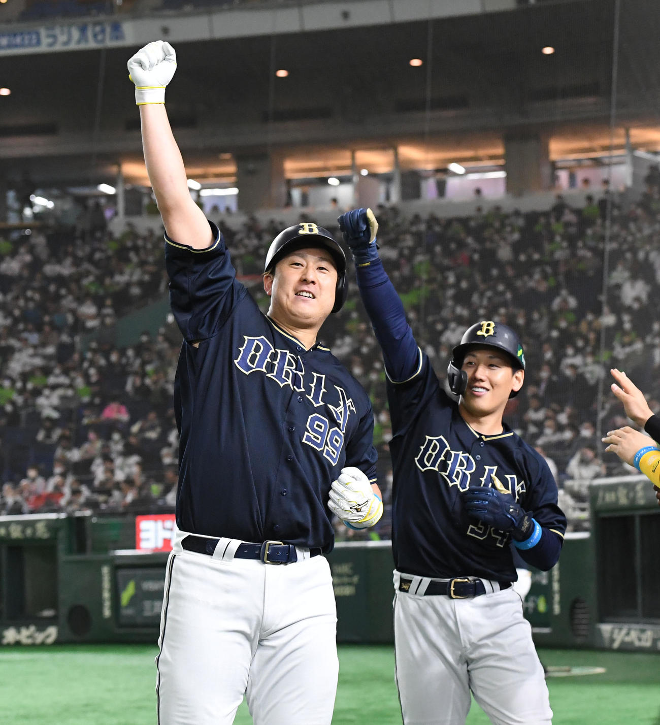 杉本（左）は吉田正と昇天ポーズ（2021年11月23日撮影）