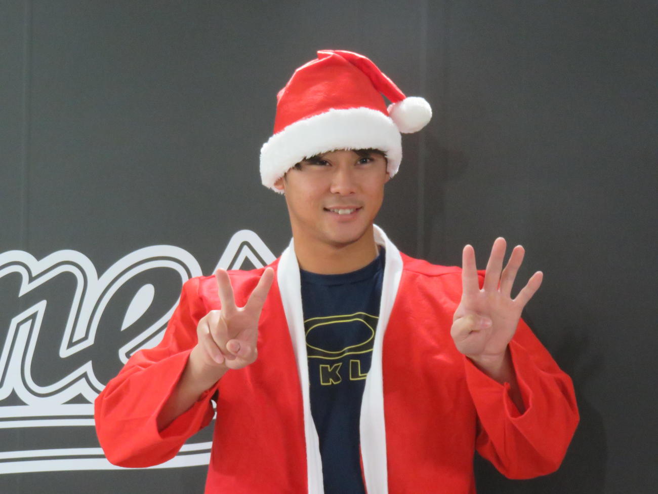 24日に24歳の誕生日を迎えるロッテ平沢はサンタ姿で「24」ポーズ