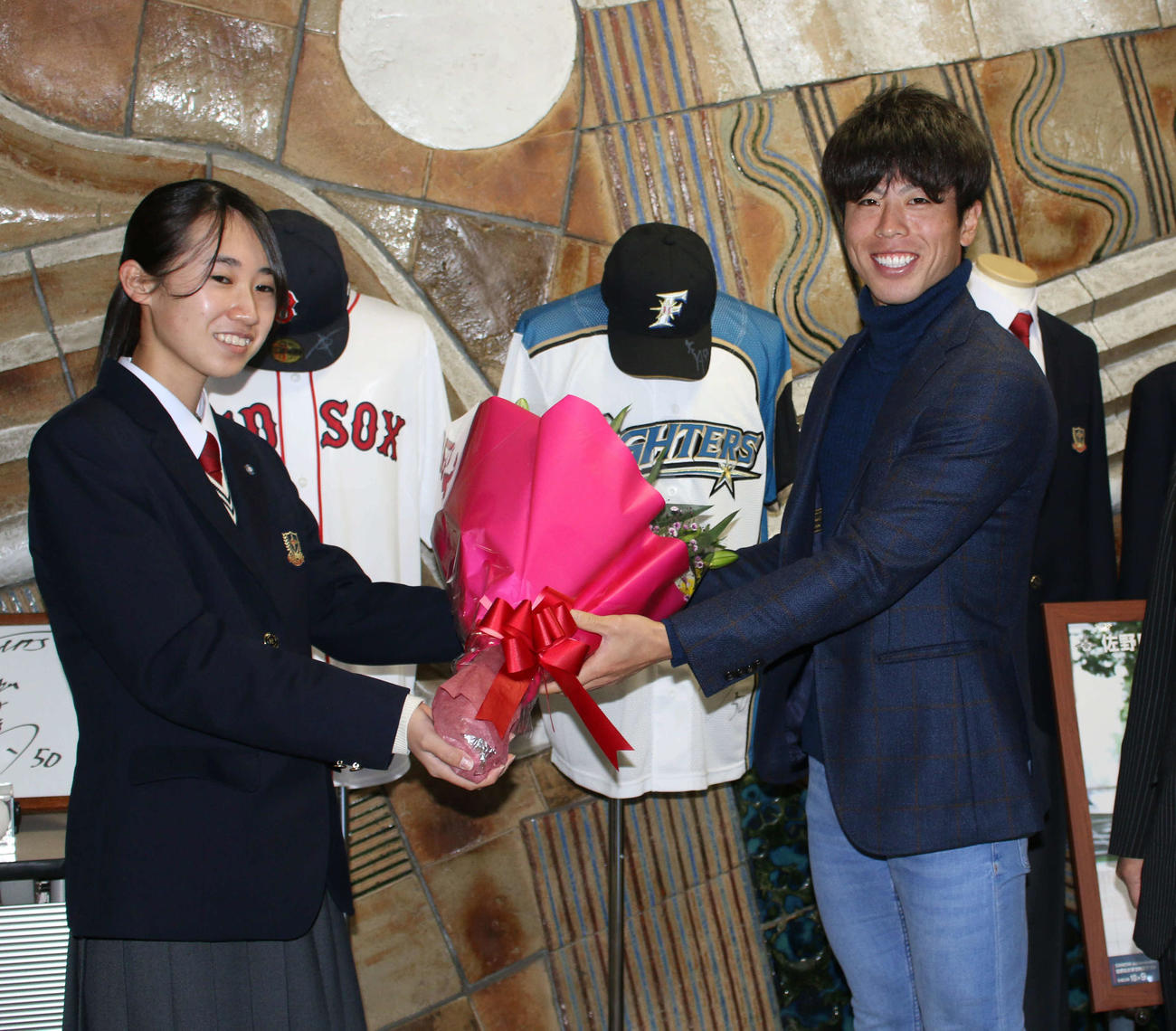 母校の佐野日大を訪問し、生徒会長の国生さん（左）から花束を受け取る日本ハム五十幡（撮影・木下大輔）