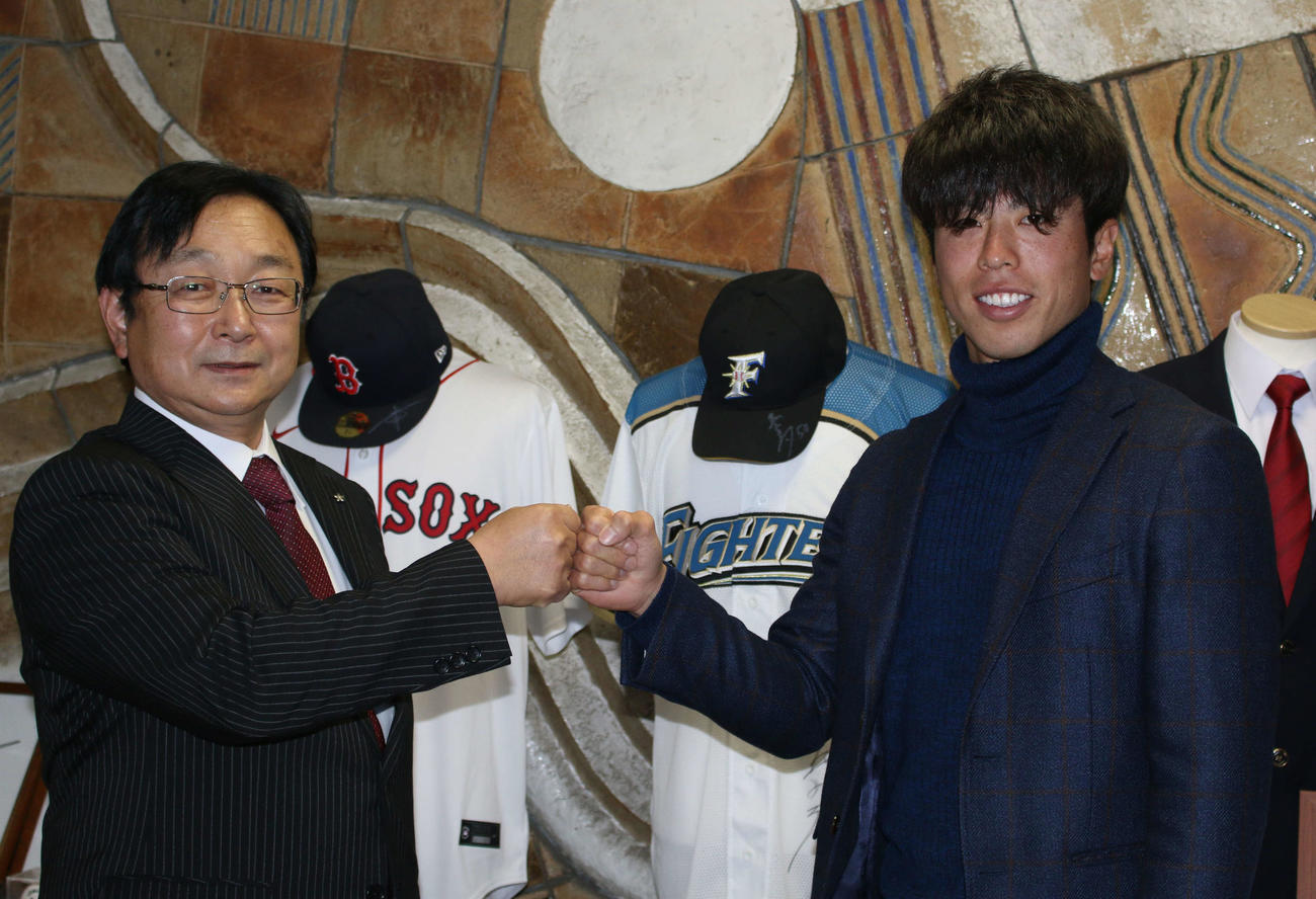 母校の佐野日大を訪問した日本ハム五十幡、右は渡辺校長（撮影・木下大輔）