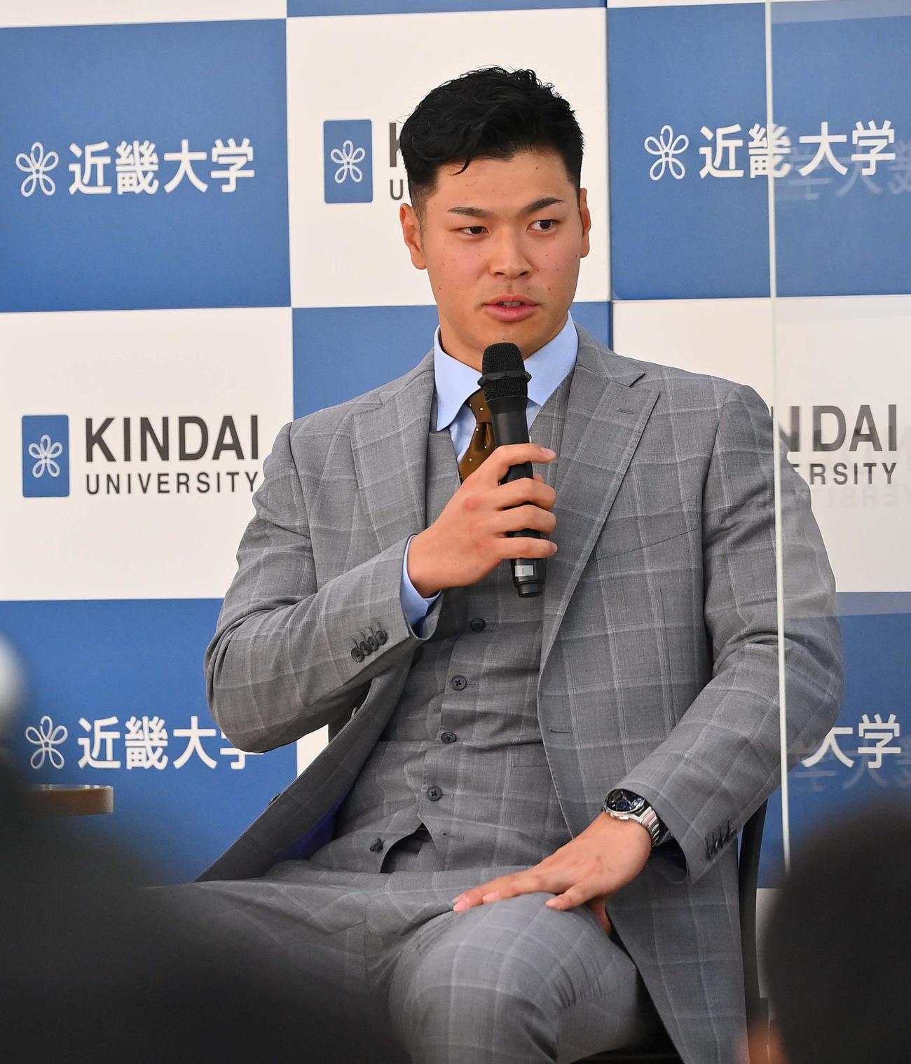 「2021年近大の顔」のイベントで学生を前に話をする阪神・佐藤輝（撮影・上田博志）