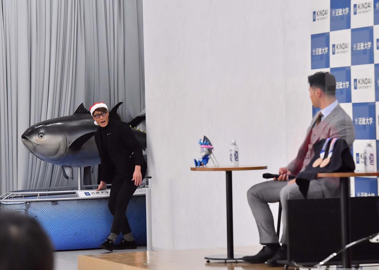 「2021年近大の顔」のイベントで近大マグロと共にサプライズで登場した糸井。右は佐藤輝（撮影・上田博志）