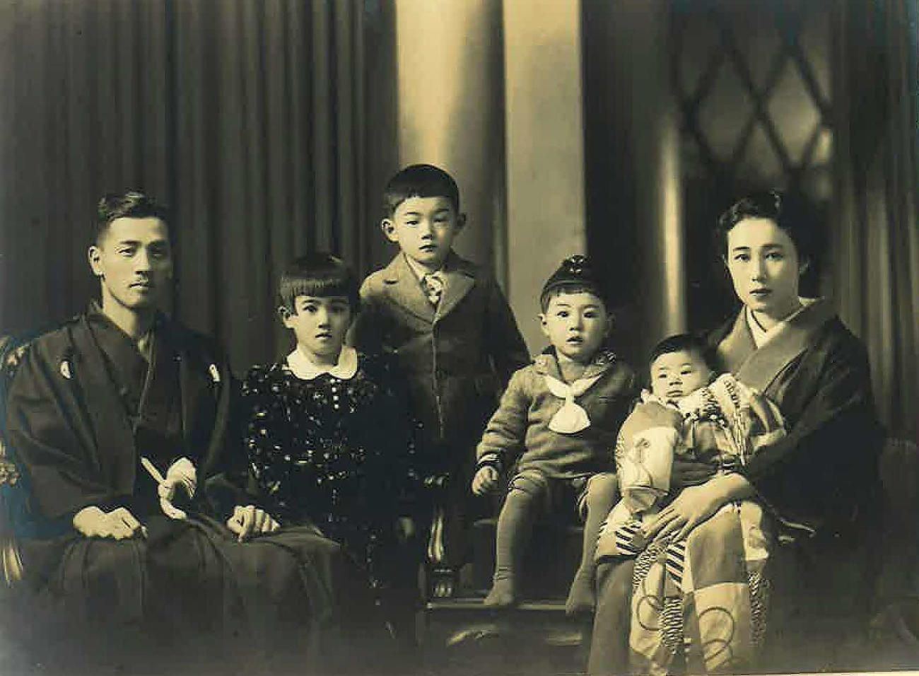 家族で記念撮影する、左から三原脩氏、長女で中西太氏の敏子夫人、長男博さん、次男忠彦さん、三男修久さん、妙子夫人（中西氏提供）
