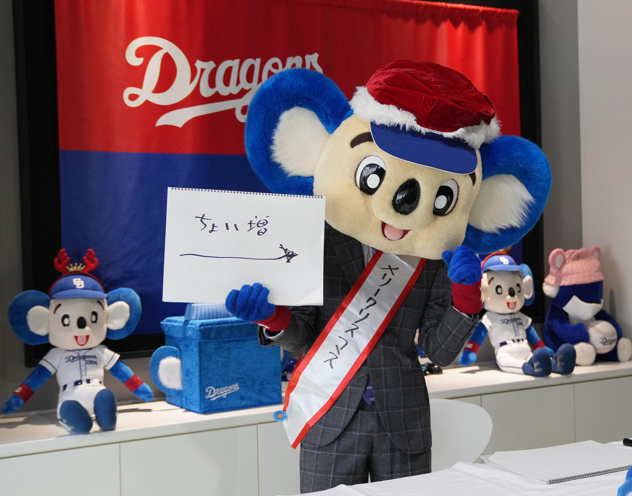 交渉を終え会見で「ちょい増」とコメントしたドアラ（撮影・森本幸一）