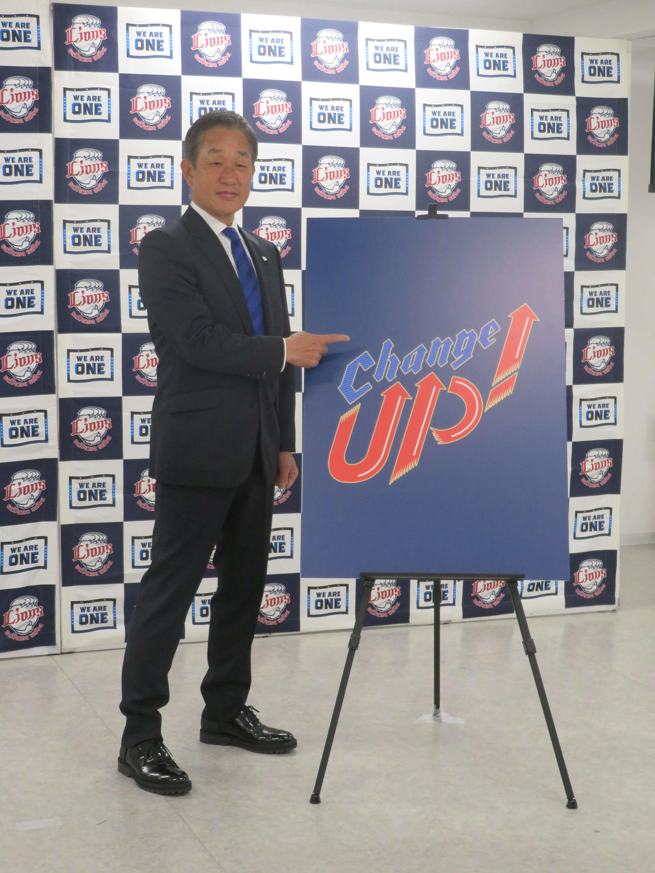 来季の新スローガン「Change UP！」を指さす西武辻監督（撮影・上田悠太）