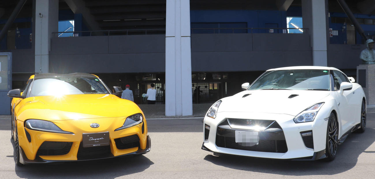 日産車GT－R（右）とトヨタ車スープラ（2021年4月19日撮影）（画像は一部加工）