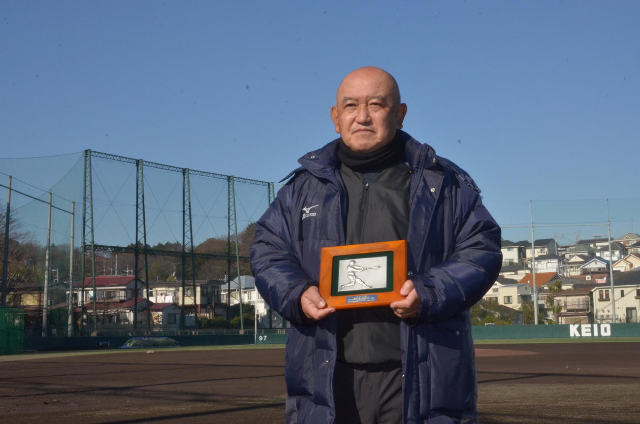 慶大がアマチュア野球分科会表彰で分科会賞を受賞した。表彰を受ける堀井監督