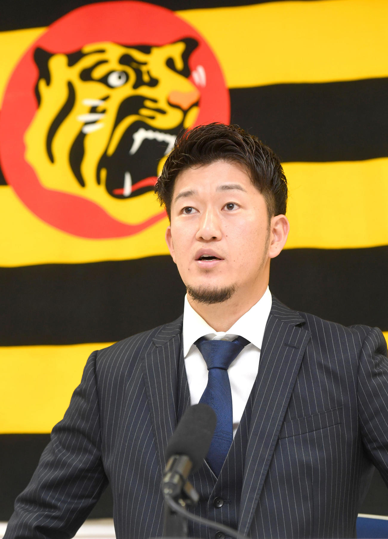 ダウンで契約更改交渉を終え、会見する阪神・岩貞裕太(代表撮影)
