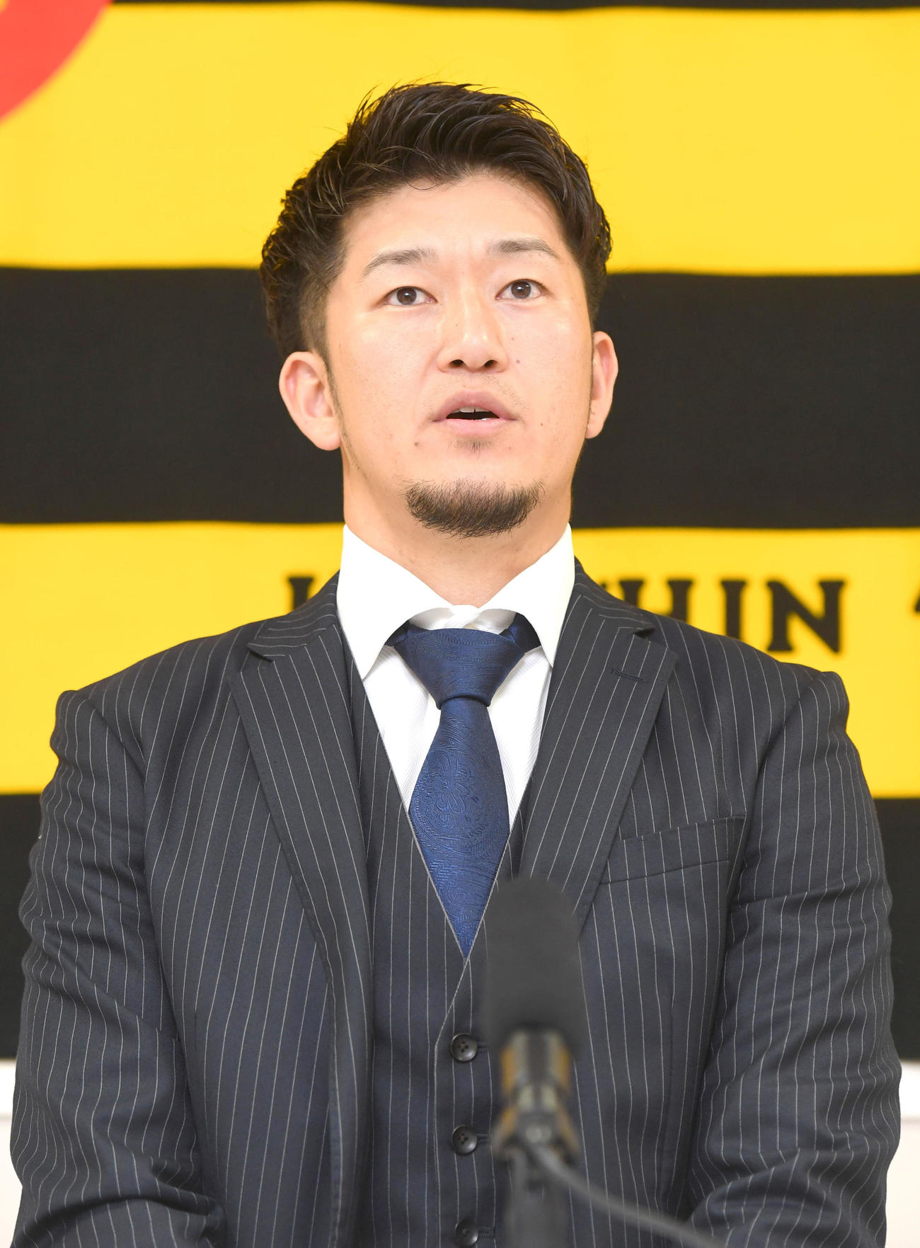 ダウンで契約更改交渉を終え、会見する阪神・岩貞裕太（代表撮影）