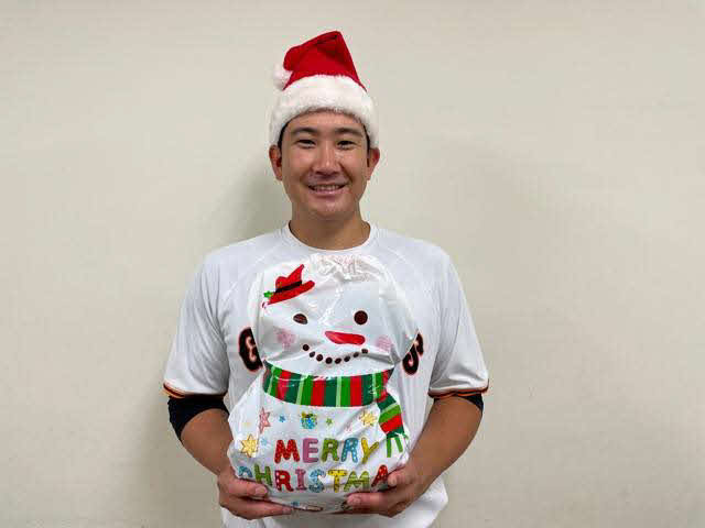東海大医学部付属病院の院内学級の子どもたちにクリスマスプレゼントを贈った巨人菅野（球団提供）