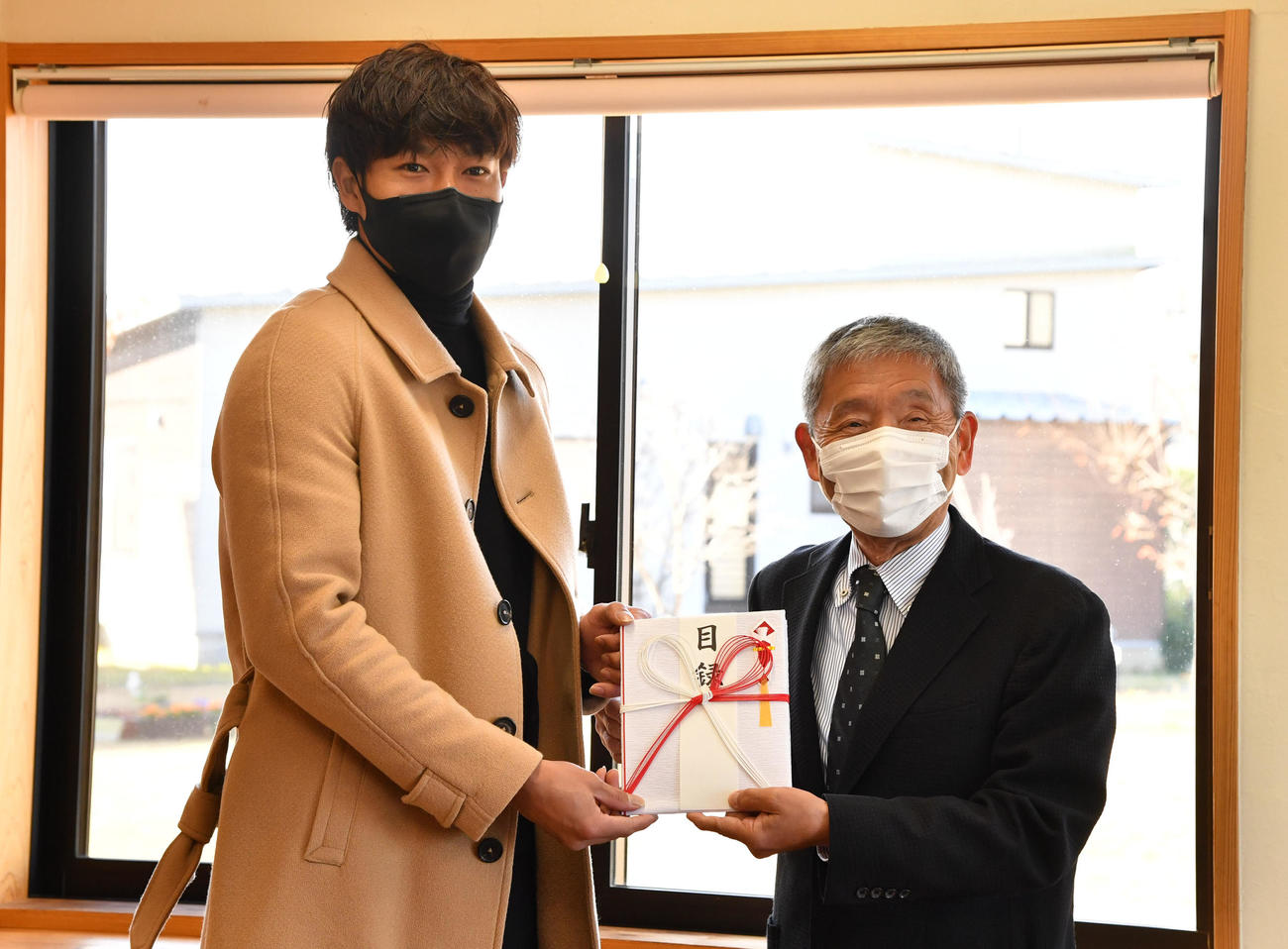 SOS子どもの村福岡を訪問し、寄付の目録を贈呈する柳田（撮影・岩下翔太）