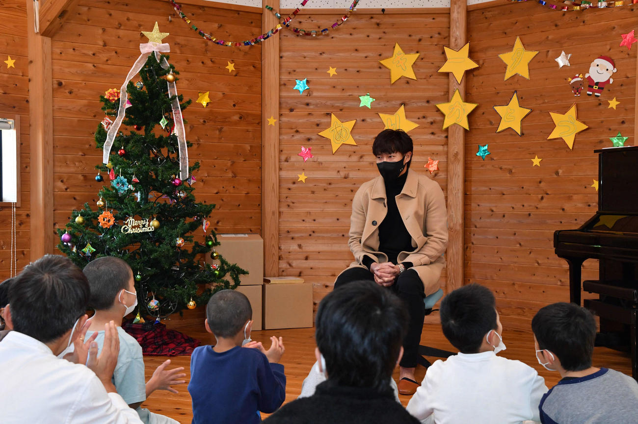 SOS子どもの村福岡を訪問した柳田（撮影・岩下翔太）