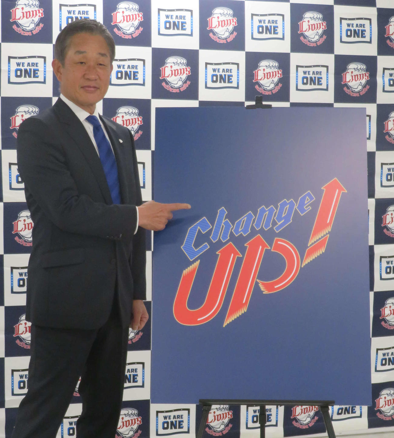 来季の新スローガン「Change up！」を指さす西武辻監督（撮影・上田悠太）