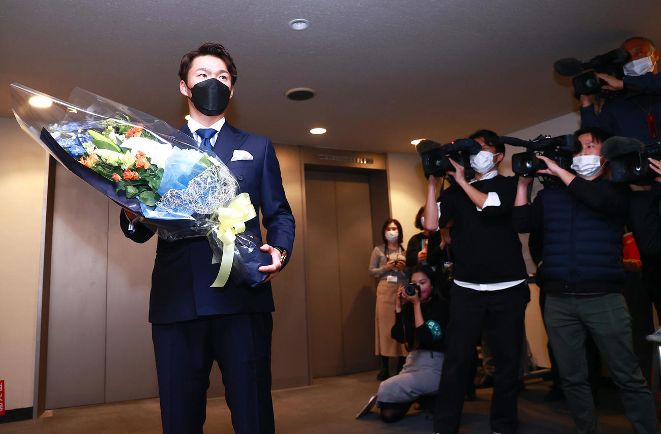 岡山県県民栄誉賞の授与式で岡山県庁を訪れたオリックス山本は職員から花束が贈られる（撮影・上山淳一）