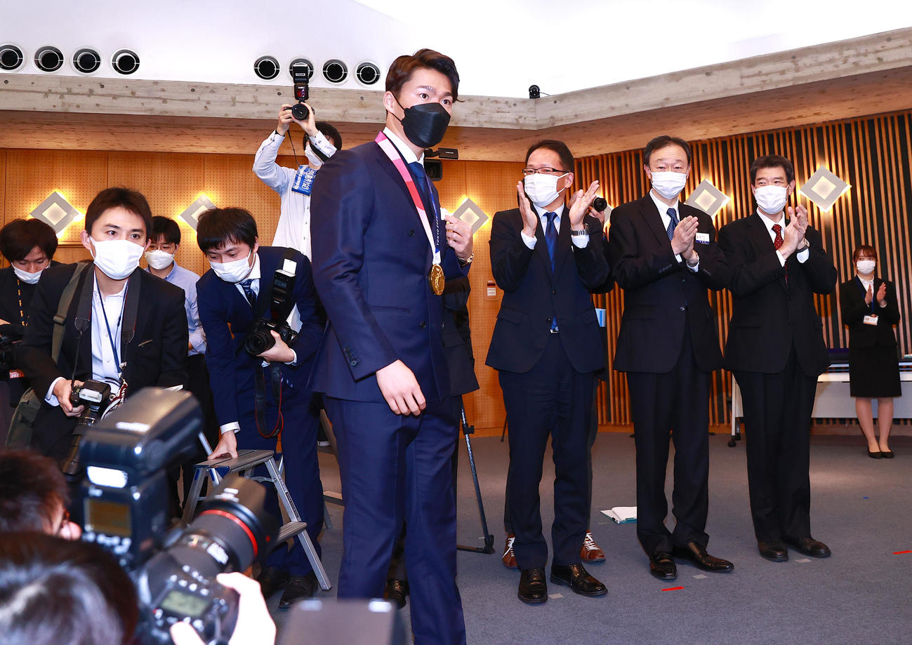 オリックス山本（手前）は「岡山県県民栄誉賞」授与式に拍手で出迎えられる（撮影・上山淳一）