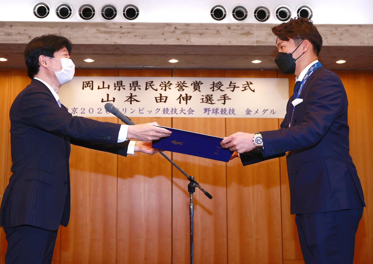 オリックス山本（右）は伊原木岡山県知事から賞状が手渡される（撮影・上山淳一）