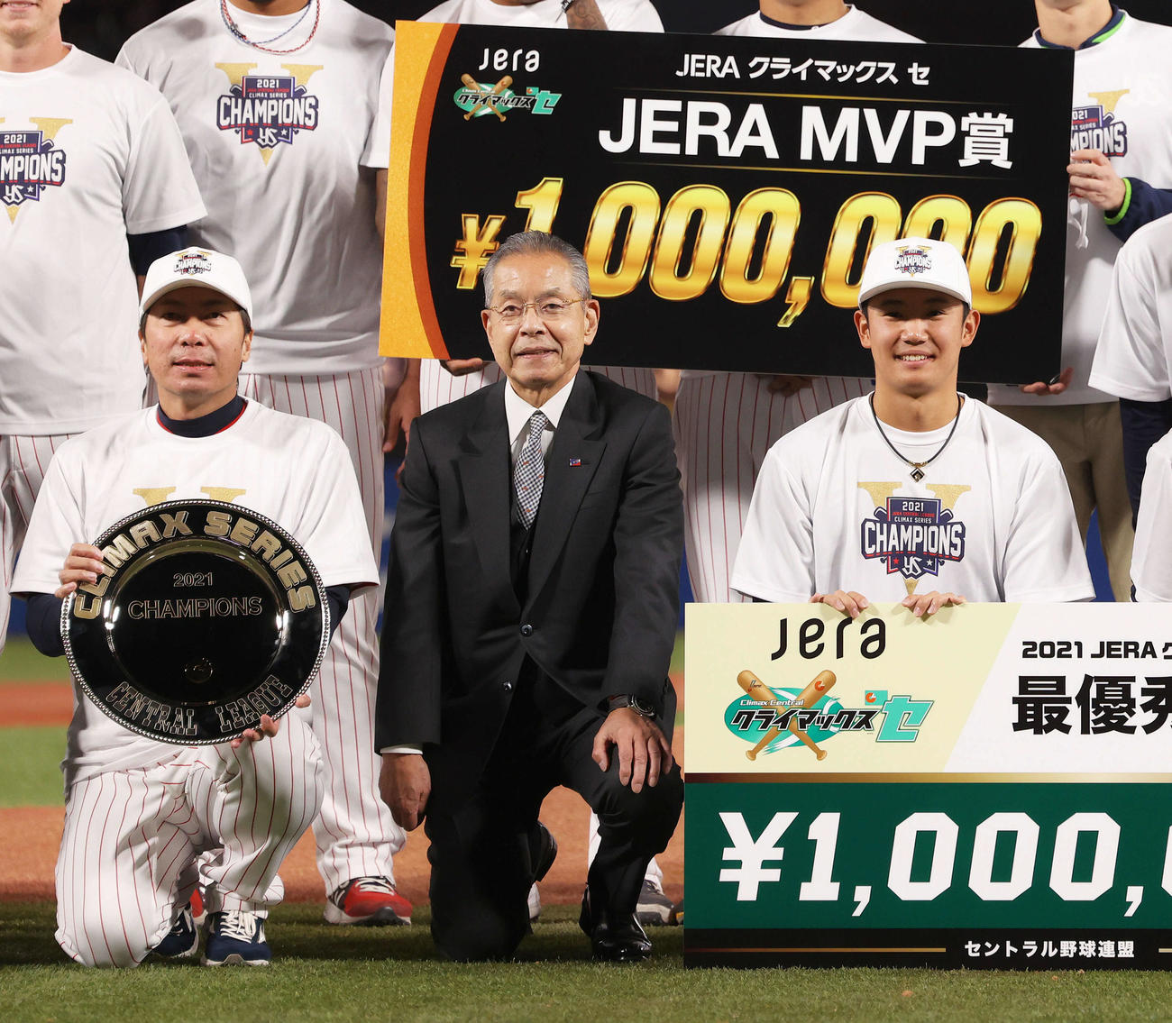 衣笠球団社長兼オーナー代行（中央）と集合写真に納まる高津監督（左）と奥川（2021年11月12日撮影）