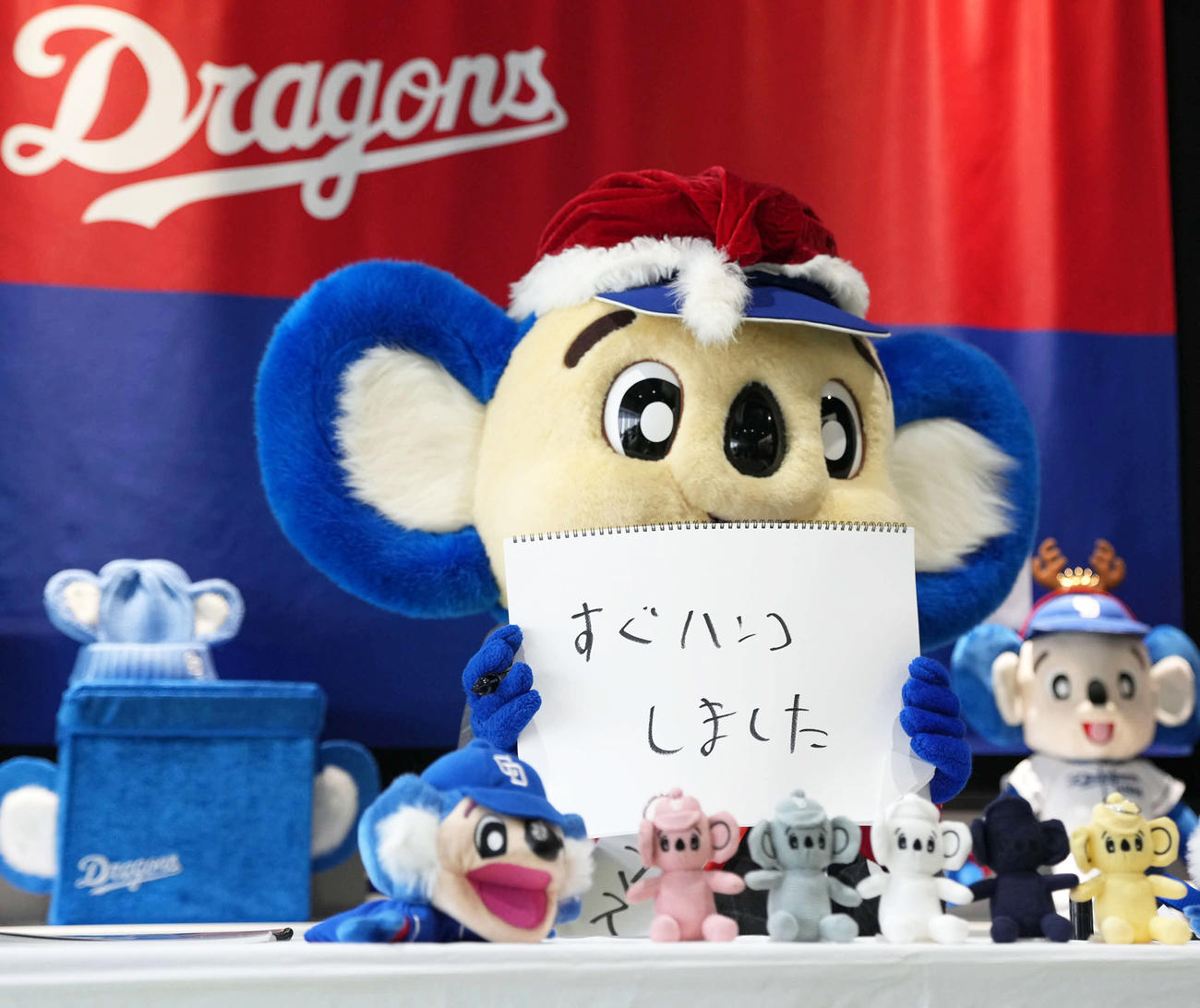 交渉後の会見で「サインをしましたか？」の問いに筆談で「すぐハンコしました」と答えるドアラ（撮影・森本幸一）