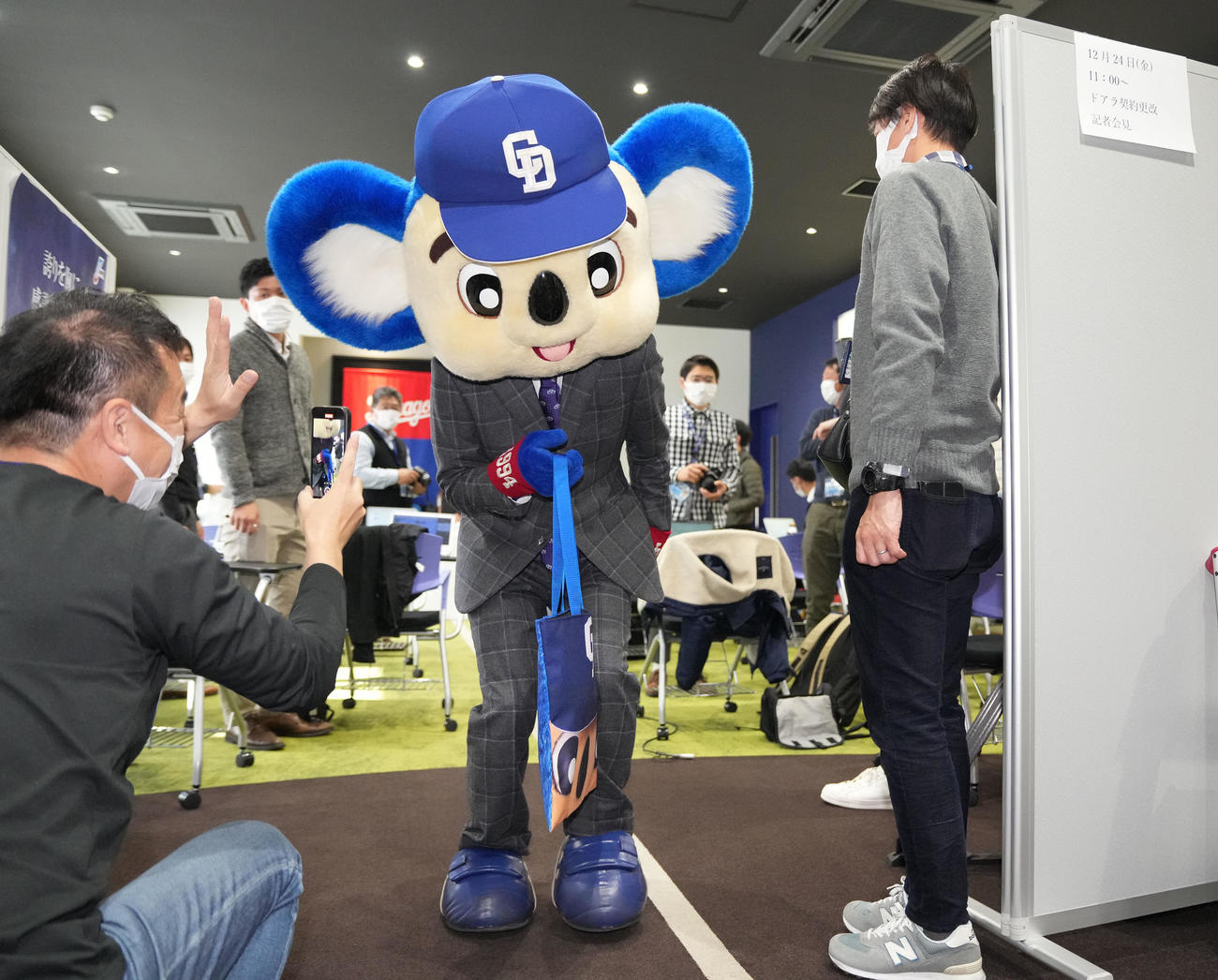 会見場を後にするドアラ（撮影・森本幸一）