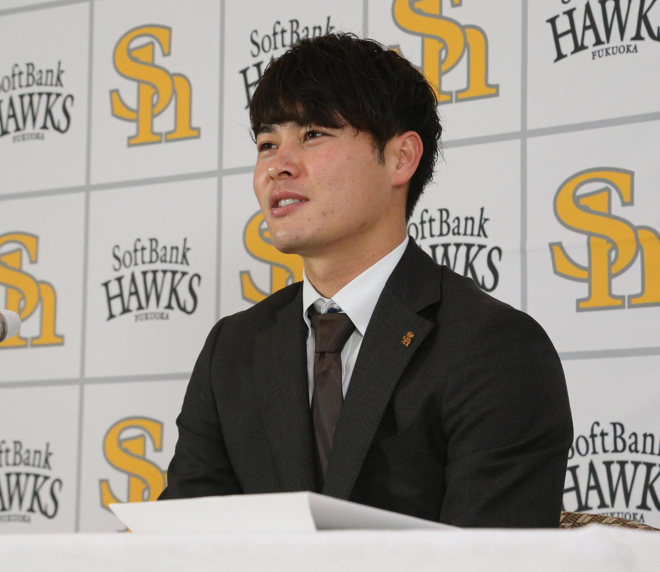 現状維持で更改した笠谷俊介は会見で話をする（撮影・梅根麻紀）