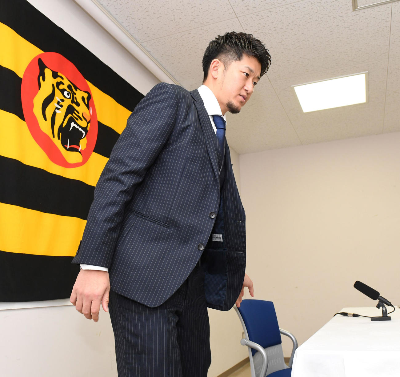 会見を終え、席を立つ阪神・岩貞裕太（代表撮影）