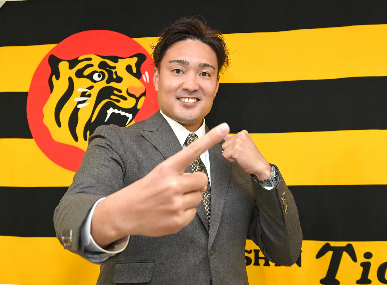 契約更改を終え、1億円の大台到達にポーズをとる秋山（2021年12月8日撮影）