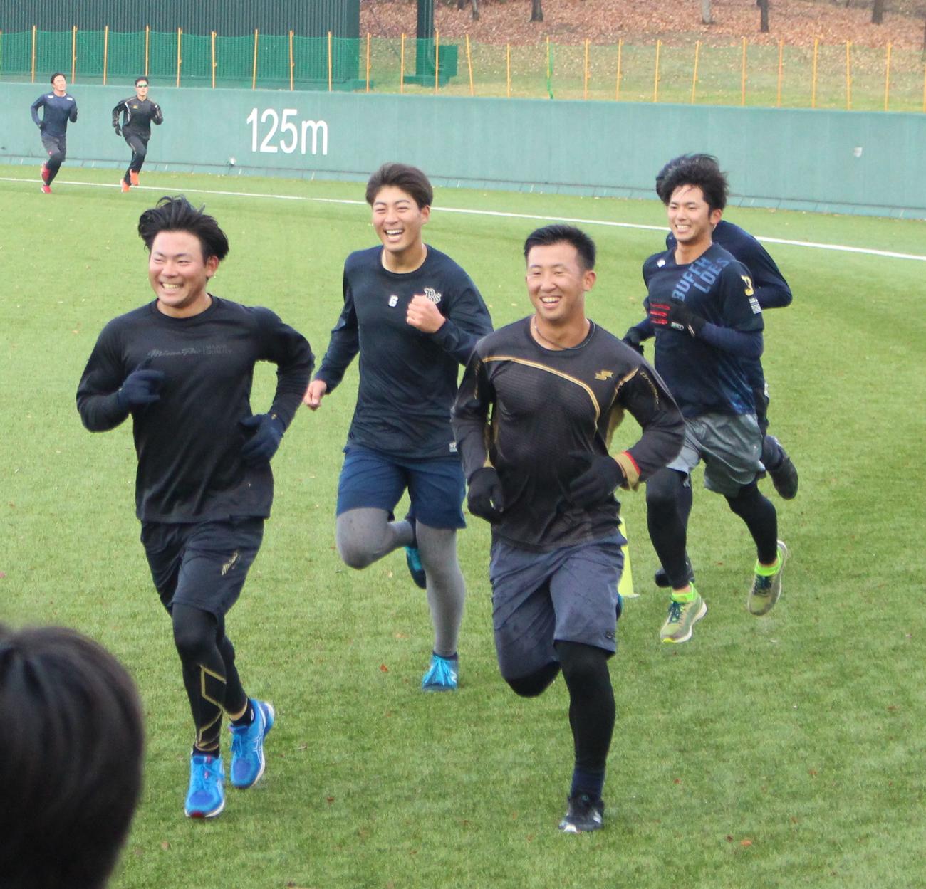 練習納めで恒例のランニングを明るくこなす明大・村松主将（左端）ら選手たち（撮影・保坂恭子）