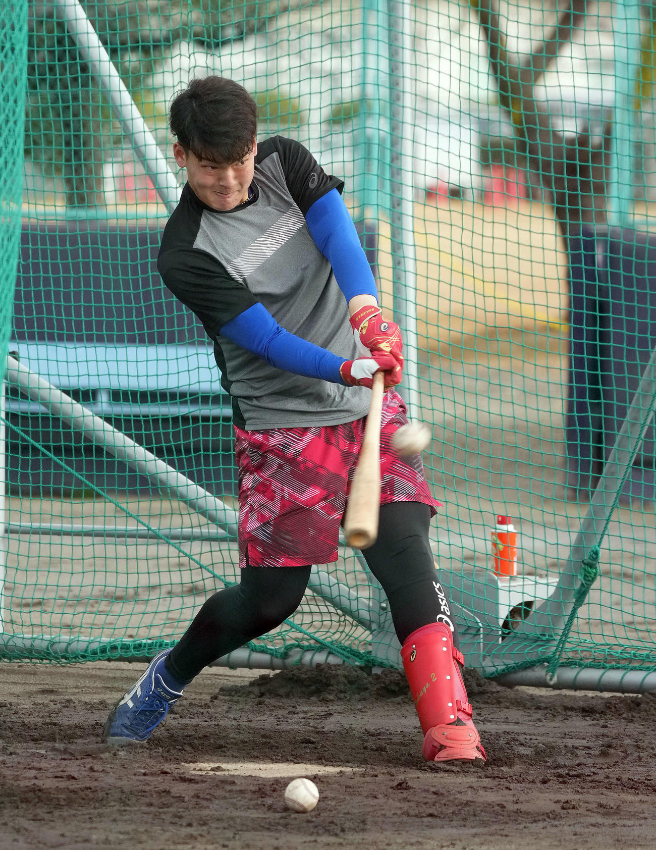 自主トレを公開しフリー打撃をする中日石川昂（撮影・森本幸一）