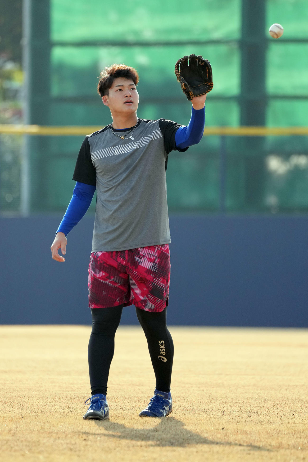 自主トレを公開しキャッチボールをする石川昂（撮影・森本幸一）