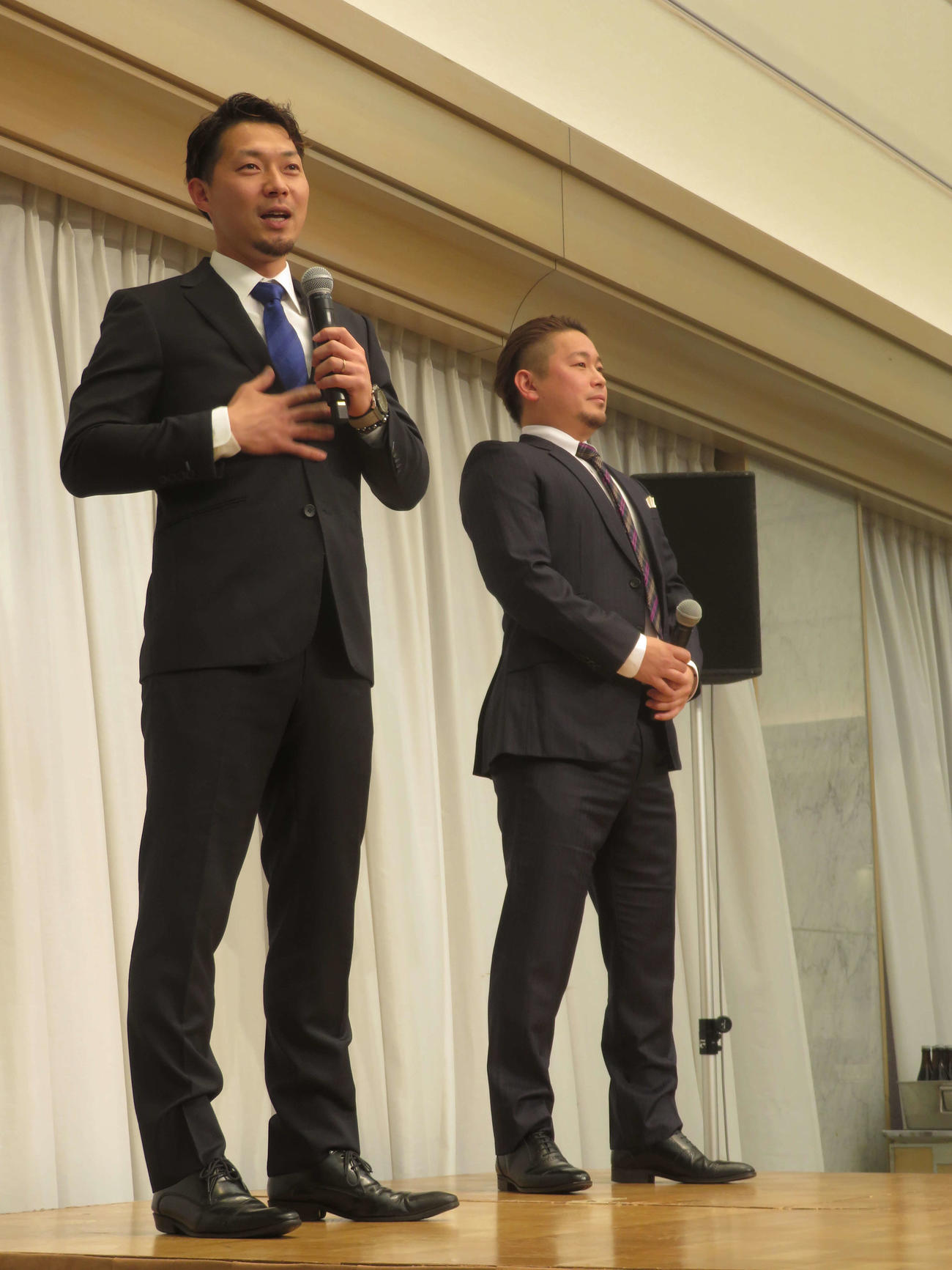 壇上でトークをする西武熊代（左）と岡田（撮影・上田悠太）