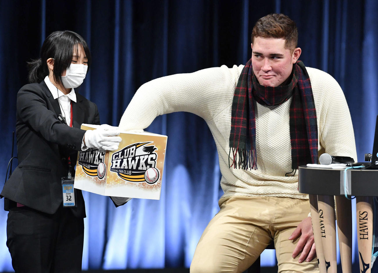 プレゼントのくじを引くリチャード（撮影・岩下翔太）