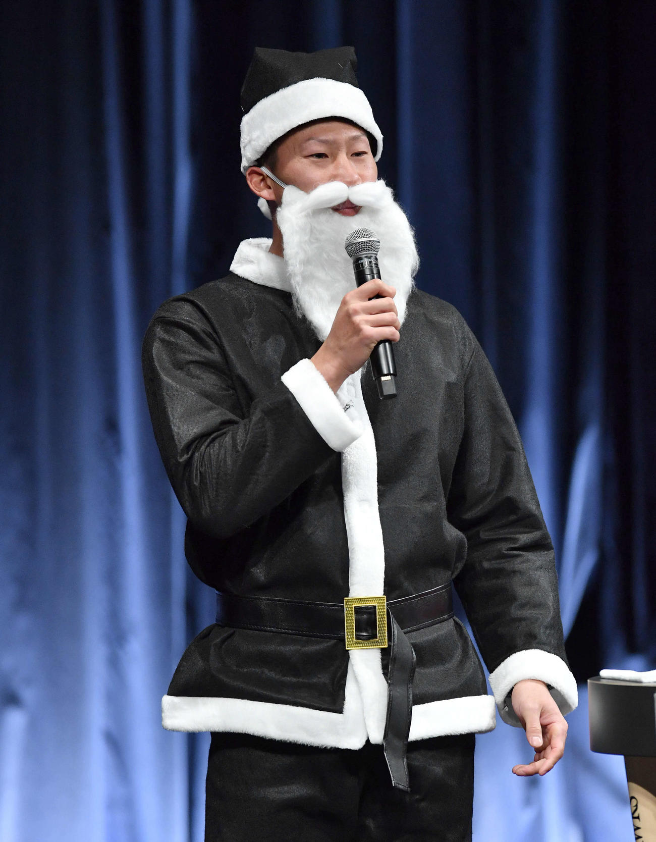 ブラックサンタのコスチュームでトークショーを行う真砂（撮影・岩下翔太）