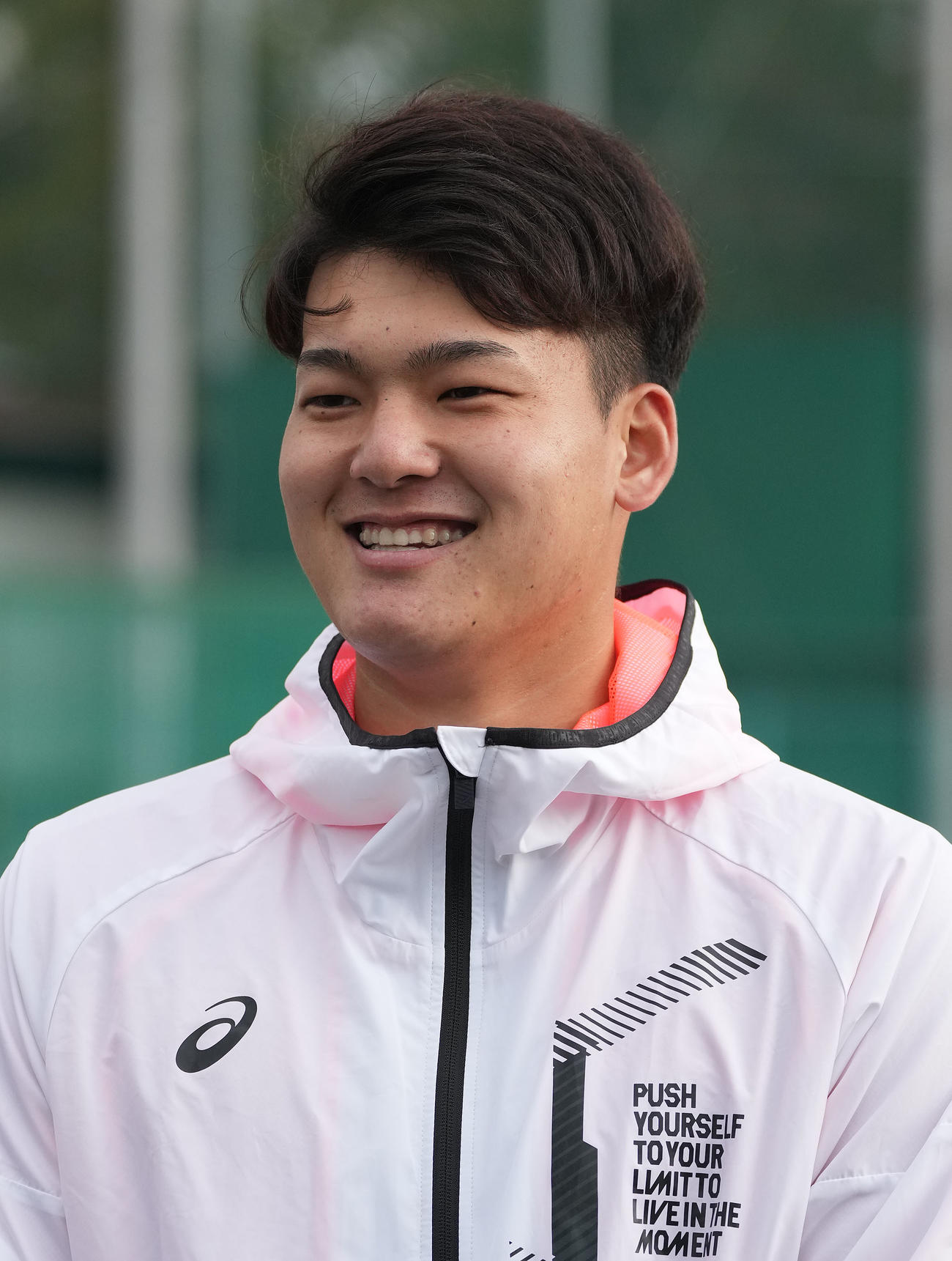 自主トレ公開後、明るい表情で取材に応じる石川昂（撮影・森本幸一）