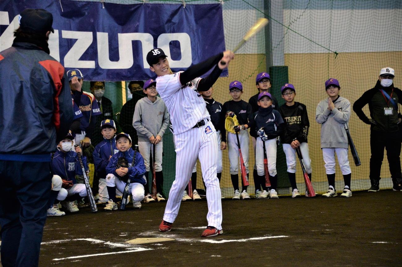 野球教室に参加し子どもたちの前で打撃の手本を見せるヤクルト塩見（撮影・鈴木正章）