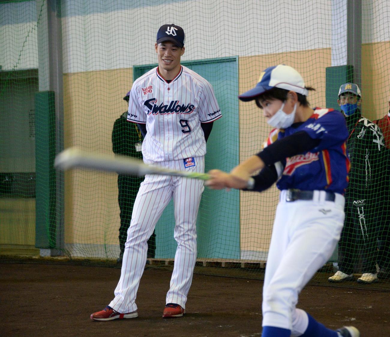 野球教室に参加し子どもたちに打撃指導するヤクルト塩見（撮影・鈴木正章）